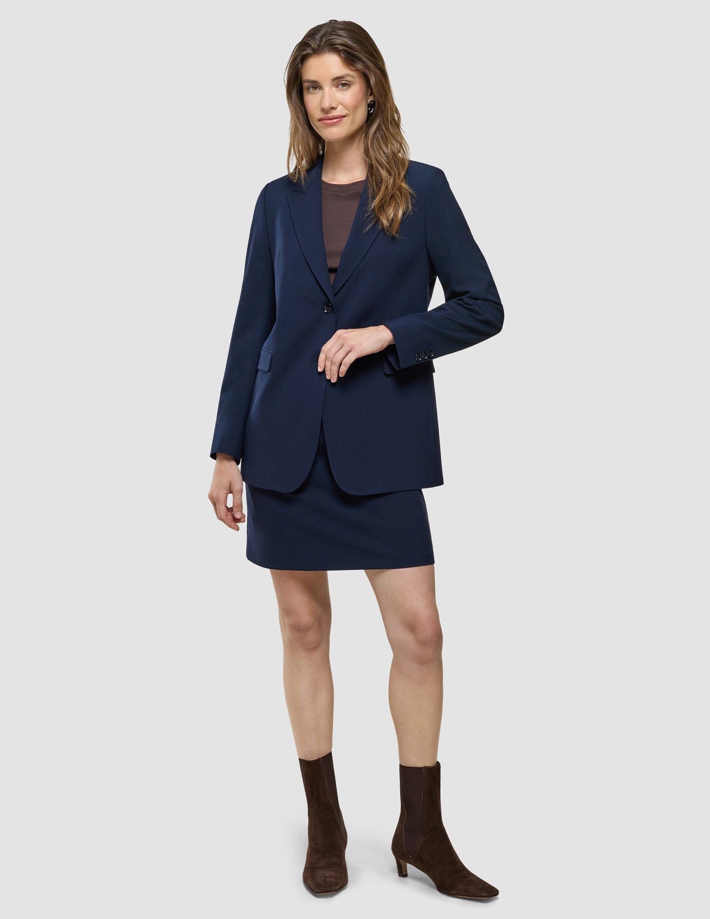 Ease Short Skirt i Blue Nights, helfigur med blazer og brune anklestøvler.